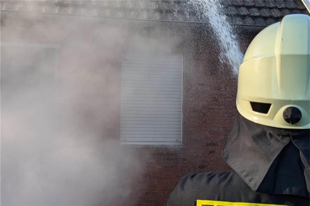 Bei einer Übung an einem Haus an der Buurser Straße galt es für die Feuerwehrleute des Löschzugs Alstätte und der Brandweer Haaksbergen, gut miteinander zu kommunizieren und zu arbeiten. Die Übung verlief erfolgreich.