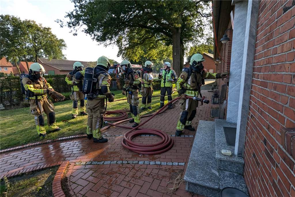 Bei einer Übung an einem Haus an der Buurser Straße galt es für die Feuerwehrleute des Löschzugs Alstätte und der Brandweer Haaksbergen, gut miteinander zu kommunizieren und zu arbeiten. Die Übung verlief erfolgreich.