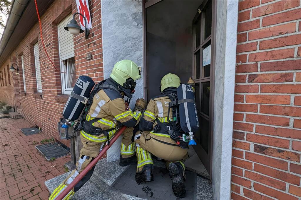 Bei einer Übung an einem Haus an der Buurser Straße galt es für die Feuerwehrleute des Löschzugs Alstätte und der Brandweer Haaksbergen, gut miteinander zu kommunizieren und zu arbeiten. Die Übung verlief erfolgreich.
