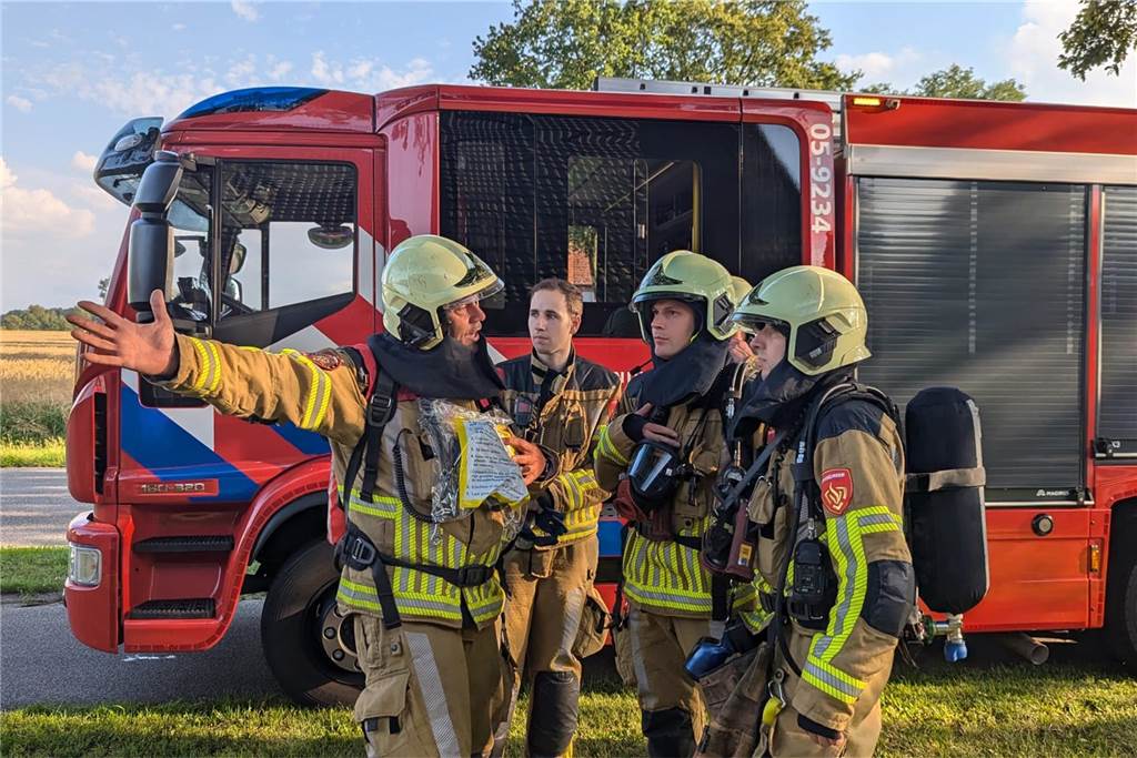 Bei einer Übung an einem Haus an der Buurser Straße galt es für die Feuerwehrleute des Löschzugs Alstätte und der Brandweer Haaksbergen, gut miteinander zu kommunizieren und zu arbeiten. Die Übung verlief erfolgreich.