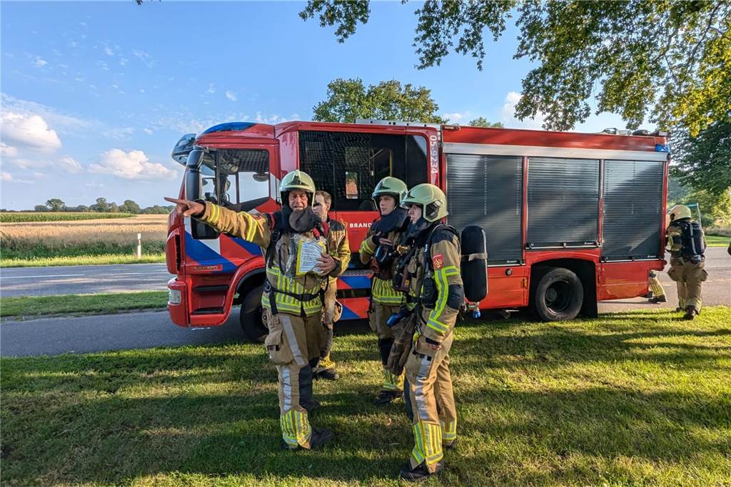 Bei einer Übung an einem Haus an der Buurser Straße galt es für die Feuerwehrleute des Löschzugs Alstätte und der Brandweer Haaksbergen, gut miteinander zu kommunizieren und zu arbeiten. Die Übung verlief erfolgreich.