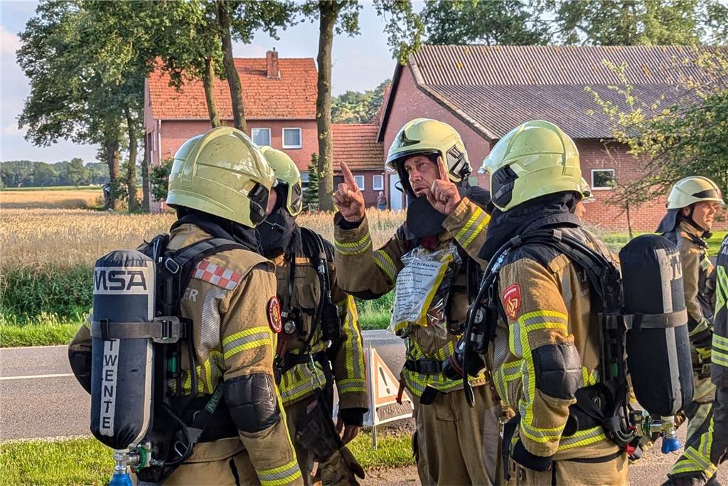 Bei einer Übung an einem Haus an der Buurser Straße galt es für die Feuerwehrleute des Löschzugs Alstätte und der Brandweer Haaksbergen, gut miteinander zu kommunizieren und zu arbeiten. Die Übung verlief erfolgreich.