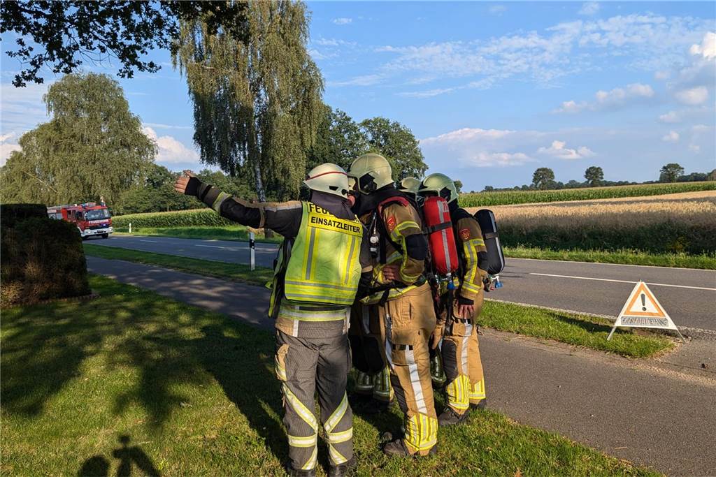 Bei einer Übung an einem Haus an der Buurser Straße galt es für die Feuerwehrleute des Löschzugs Alstätte und der Brandweer Haaksbergen, gut miteinander zu kommunizieren und zu arbeiten. Die Übung verlief erfolgreich.
