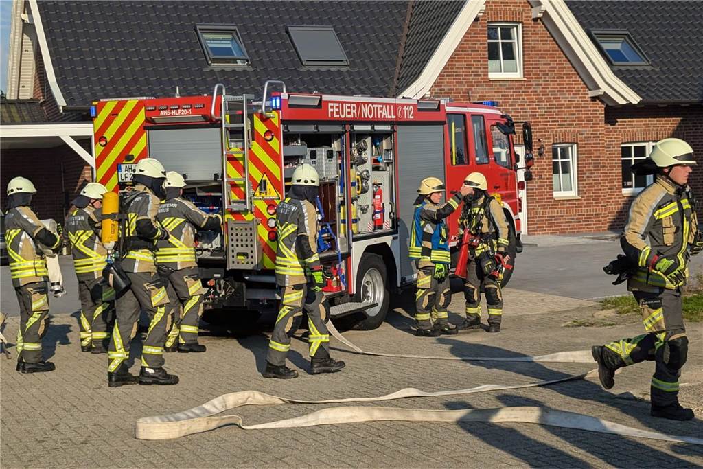 Bei einer Übung an einem Haus an der Buurser Straße galt es für die Feuerwehrleute des Löschzugs Alstätte und der Brandweer Haaksbergen, gut miteinander zu kommunizieren und zu arbeiten. Die Übung verlief erfolgreich.