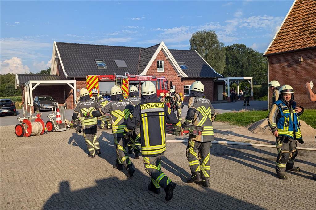 Bei einer Übung an einem Haus an der Buurser Straße galt es für die Feuerwehrleute des Löschzugs Alstätte und der Brandweer Haaksbergen, gut miteinander zu kommunizieren und zu arbeiten. Die Übung verlief erfolgreich.