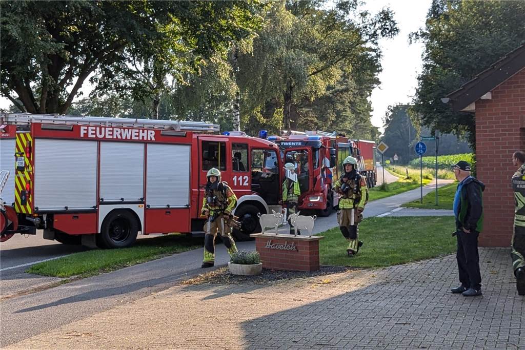 Bei einer Übung an einem Haus an der Buurser Straße galt es für die Feuerwehrleute des Löschzugs Alstätte und der Brandweer Haaksbergen, gut miteinander zu kommunizieren und zu arbeiten. Die Übung verlief erfolgreich.