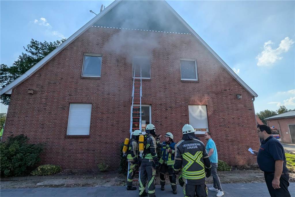 Bei einer Übung an einem Haus an der Buurser Straße galt es für die Feuerwehrleute des Löschzugs Alstätte und der Brandweer Haaksbergen, gut miteinander zu kommunizieren und zu arbeiten. Die Übung verlief erfolgreich.