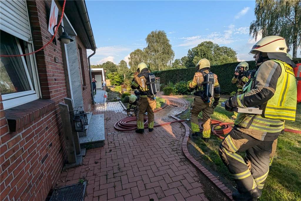 Bei einer Übung an einem Haus an der Buurser Straße galt es für die Feuerwehrleute des Löschzugs Alstätte und der Brandweer Haaksbergen, gut miteinander zu kommunizieren und zu arbeiten. Die Übung verlief erfolgreich.
