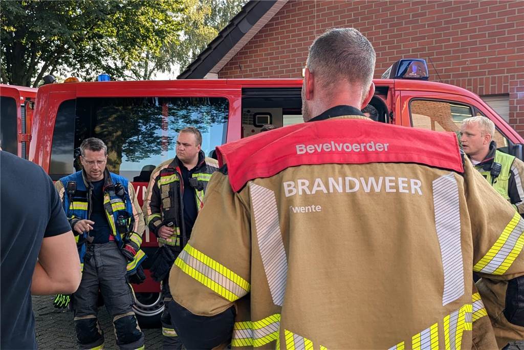 Bei einer Übung an einem Haus an der Buurser Straße galt es für die Feuerwehrleute des Löschzugs Alstätte und der Brandweer Haaksbergen, gut miteinander zu kommunizieren und zu arbeiten. Die Übung verlief erfolgreich.