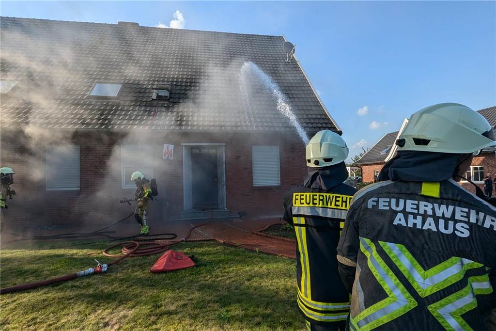 Bei einer Übung an einem Haus an der Buurser Straße galt es für die Feuerwehrleute des Löschzugs Alstätte und der Brandweer Haaksbergen, gut miteinander zu kommunizieren und zu arbeiten. Die Übung verlief erfolgreich.