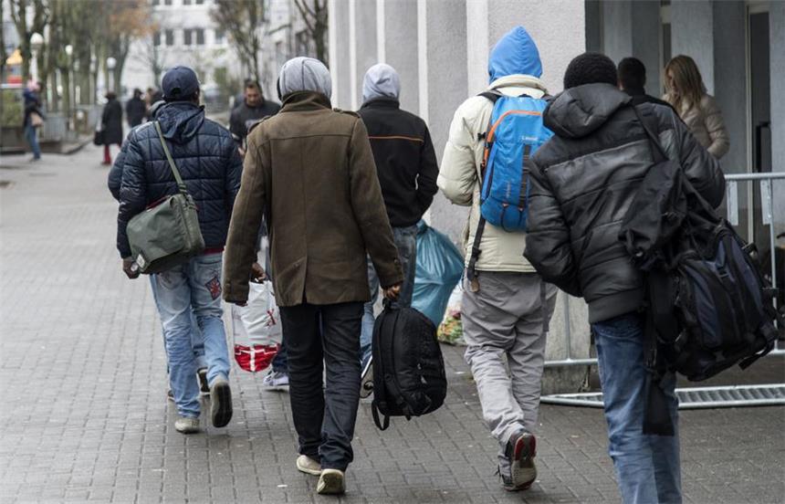 Umfrage: Deutsche haben Vorbehalte gegen Zuwanderer Bei einer Umfrage kam heraus, dass einige Deutsche Vorbehalte gegen Flüchtlinge aus Nicht-EU-Ländern haben.