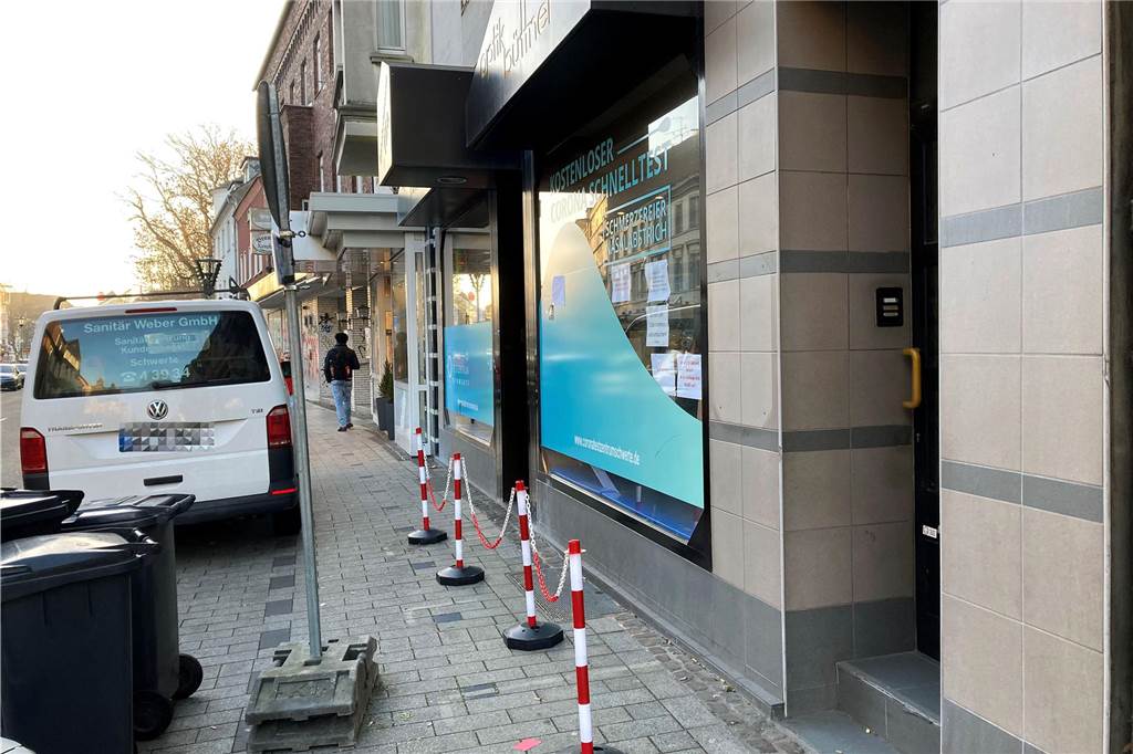 Letztes Corona-Testzentrum der Stadt an der Bahnhofstraße geschlossen Bei einer Umfrage unserer Redaktion war das Testzentrum an der Bahnhofstraße das meistbesuchte in Schwerte. Mit einer Kette musste der Gehweg vor dem Eingang geteilt werden, damit Passanten an der Warteschlange vorbeigehen konnten.