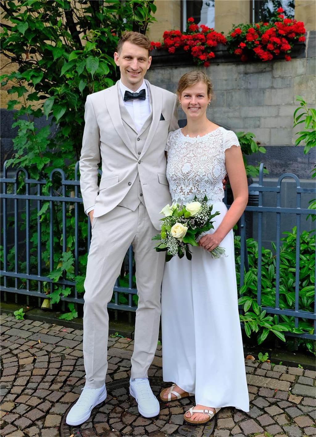 Die Eheleute Maike Wagner und Karsten Buschmeier nach ihrer Trauung vor dem Rathaus in Recklinghausen
