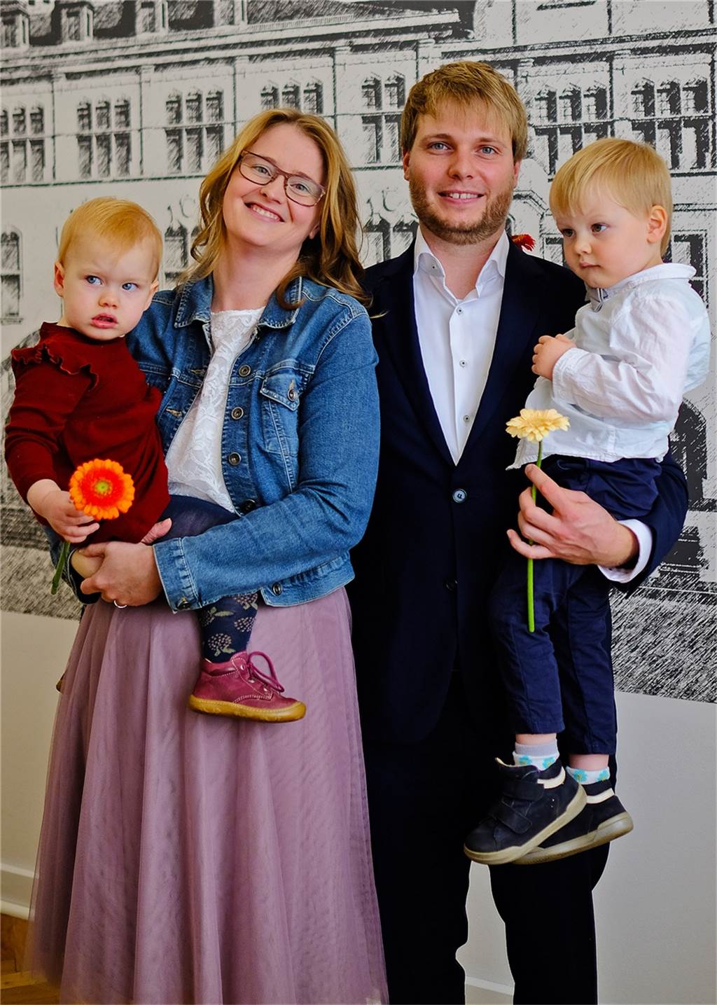 Ein Brautpaar mit zwei Kindern.