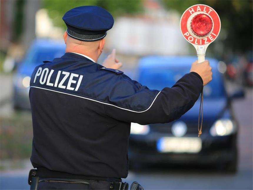 Bei einigen Vergehen hinterm Steuer kann der Führerschein für mehrere Monate oder sogar ganz entzogen werden. Foto: Peter Gercke