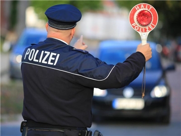 Bei einigen Vergehen hinterm Steuer kann der Führerschein für mehrere Monate oder sogar ganz entzogen werden. Foto: Peter Gercke