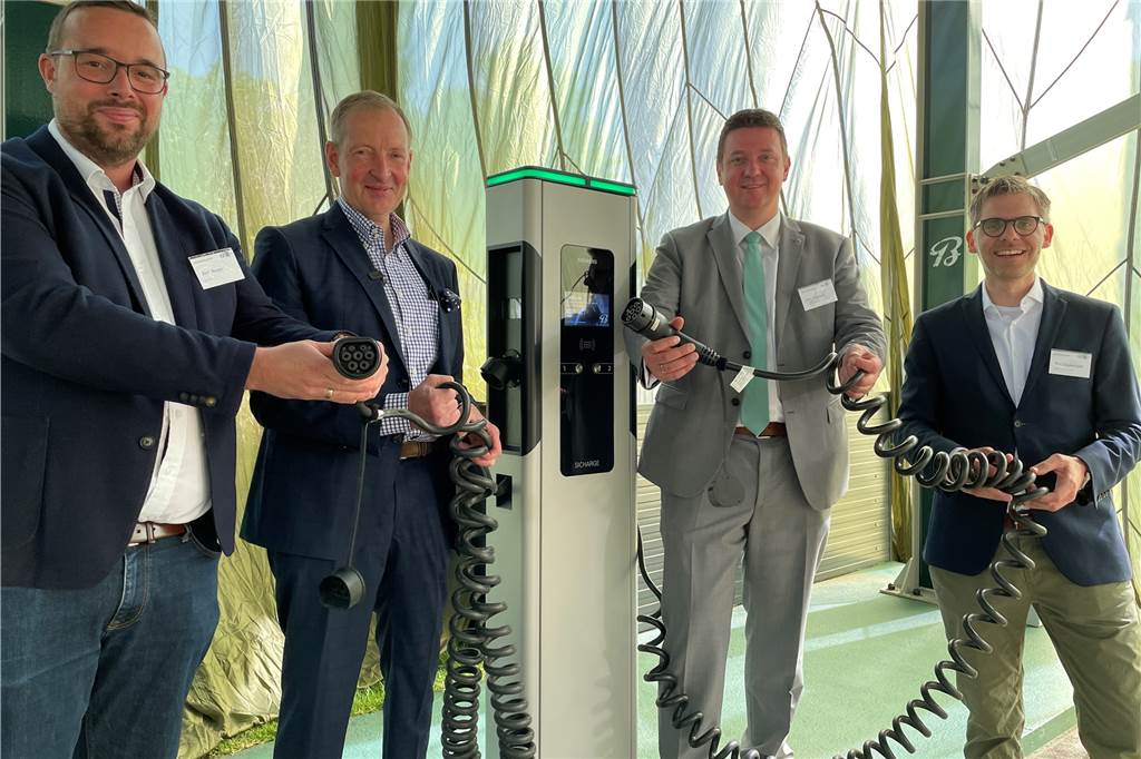 Bei Elektro Breilmann wurden jetzt Ladesäulen enthüllt, die bald in ganz Castrop-Rauxel stehen werden: Marcus Bücken von Hersteller Siemens (v.l.), Ulrich Breilmann, Rajko Kravanja und Jens Langensiepen (Stadtwerke) freuen sich.