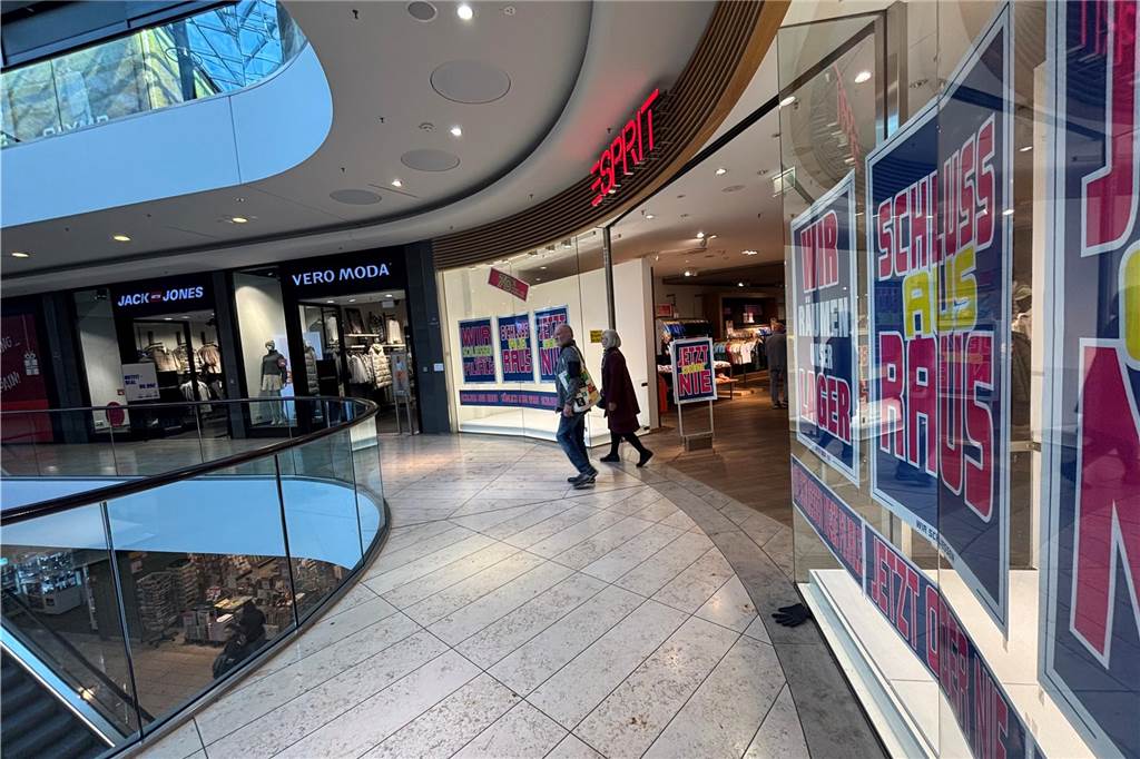Kunden verlassen das Geschäft von Esprit in der Thier-Galerie in Dortmund.