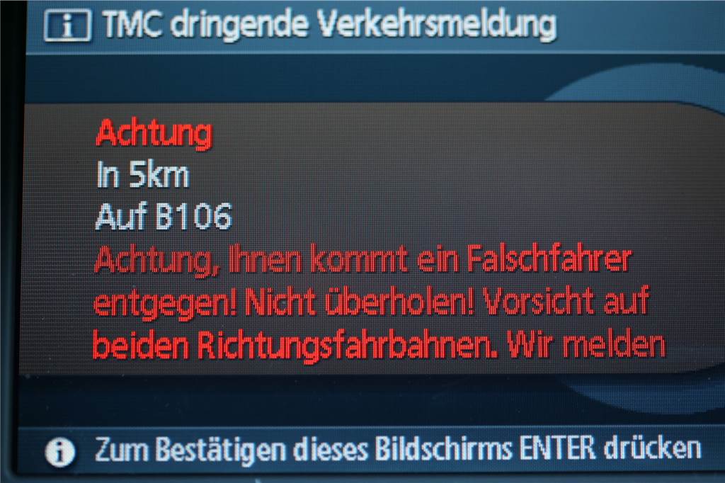 Nach tödlichem Unfall auf A40: Was tun gegen Geisterfahrer? Auf dem Display eines Navigationssystems ist eine dringende Verkehrsmeldung zu einem Falschfahrer zu sehen.