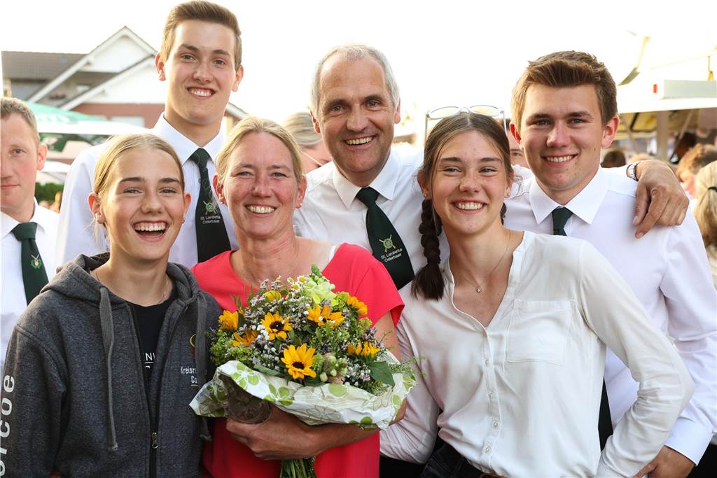 Familie Zobel posiert für ein gemeinsames Foto. 