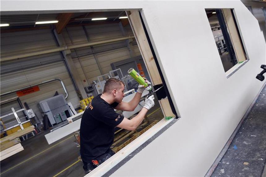 Flexibles Modulhaus für Familien Bei Fertighäusern werden im Werk ganze Wände vorproduziert, bei der Variante Modulhaus entstehen schon ganze Gebäudebereiche. Foto: Henning Kaiser