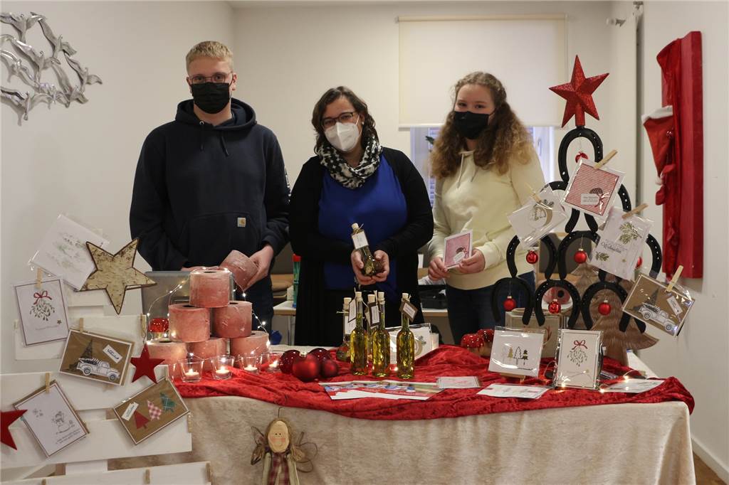 Hörnchen und Co.: Weihnachtsmarktalternative der Kolpingsfamilie kommt an Bei Finn Terbrack, Anne Messling und Franziska Schmittmann gingen vor allem die Wachsfackeln sehr gut.