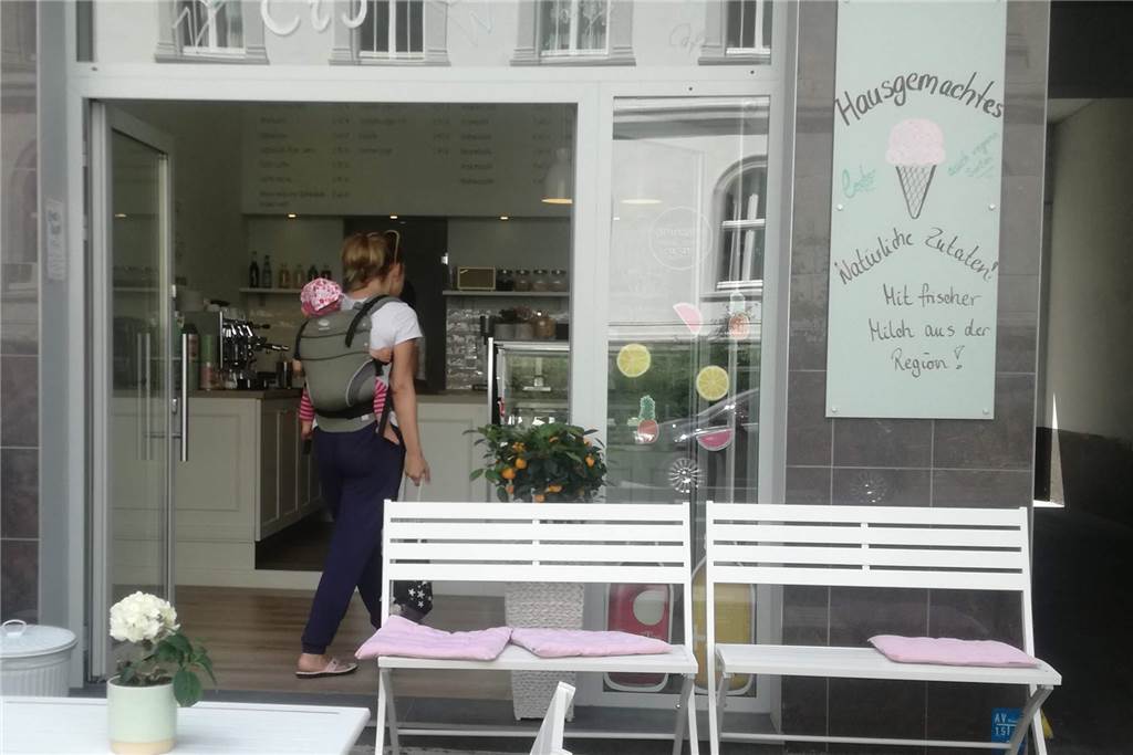 Die erste koschere Eisdiele in ganz NRW gibt‘s im Kaiserstraßenviertel Bei Google, Facebook und Co. hat das Eiscafé durchweg sehr gute Bewertungen. Doch das allein reiche nicht, sagt Inhaberin Demet Gaziulusoy.