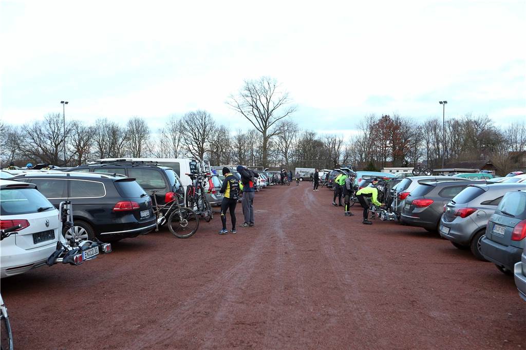 SC Capelle bekommt Kunstrasenplatz - 450.000 Euro im Haushalt 2021 schon eingeplant Bei Großveranstaltungen dient der Sportplatz als Ausweich-Parkplatz.