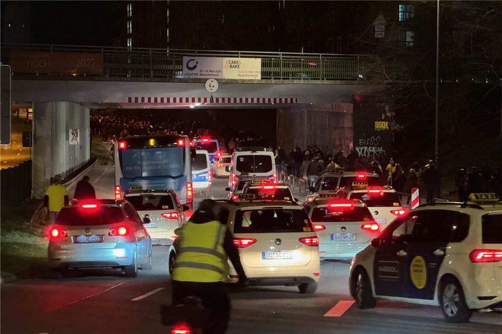 Verkehrsprobleme am Stadion: An welchen Stellen es bei BVB-Spielen Ärger gibt Stau auf der Wittekindstraße am späten Abend