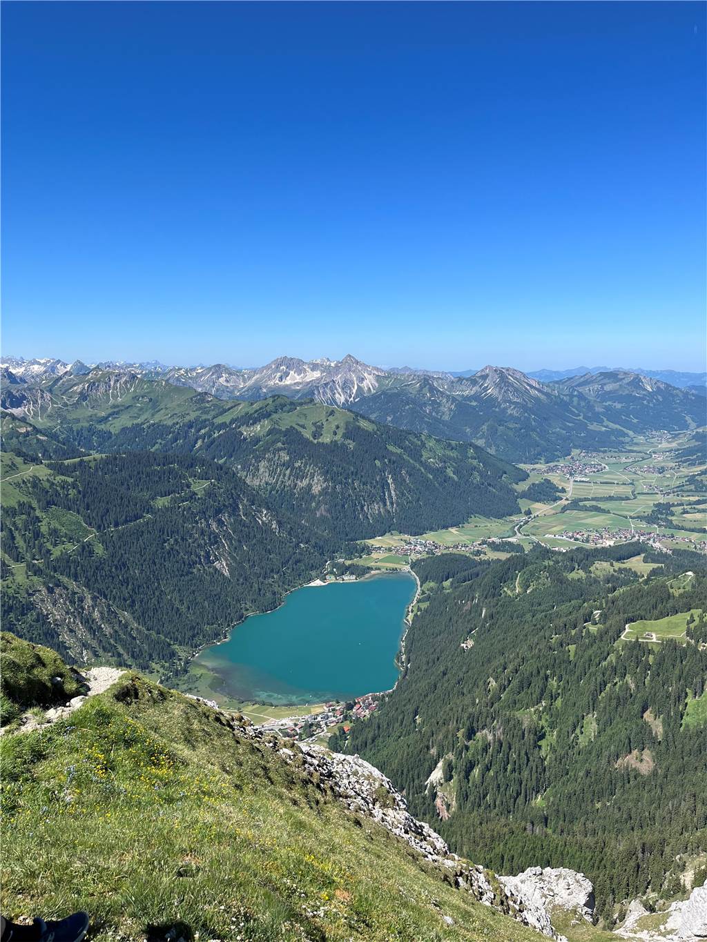 Bei gutem Wetter schweift der Blick bis in die 3000er Berge.