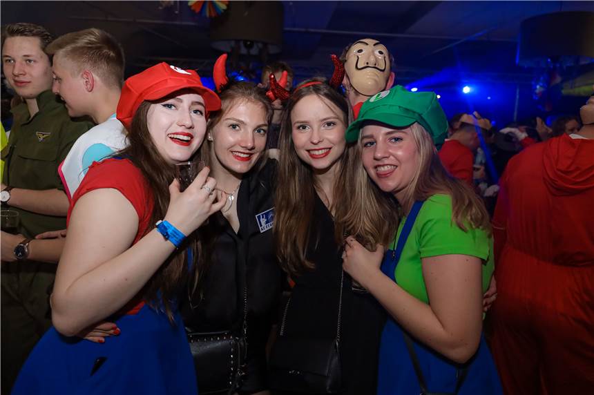 Bei guter Stimmung feierten hunderte Jecken auf zwei Floors im Brauhaus am Ring.