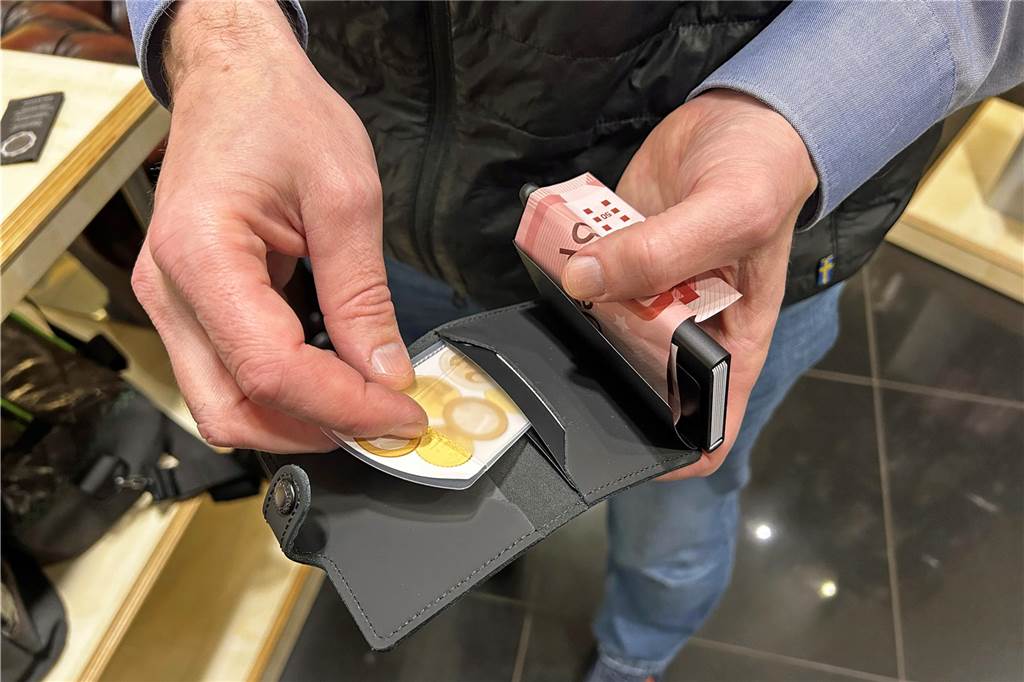 Last-Minute-Geschenke in Werne: Parfum, Portemonnaies und Schmuck Wolfgang Klinge zeigt das Portemonnaie im Format ultra-kompakt.