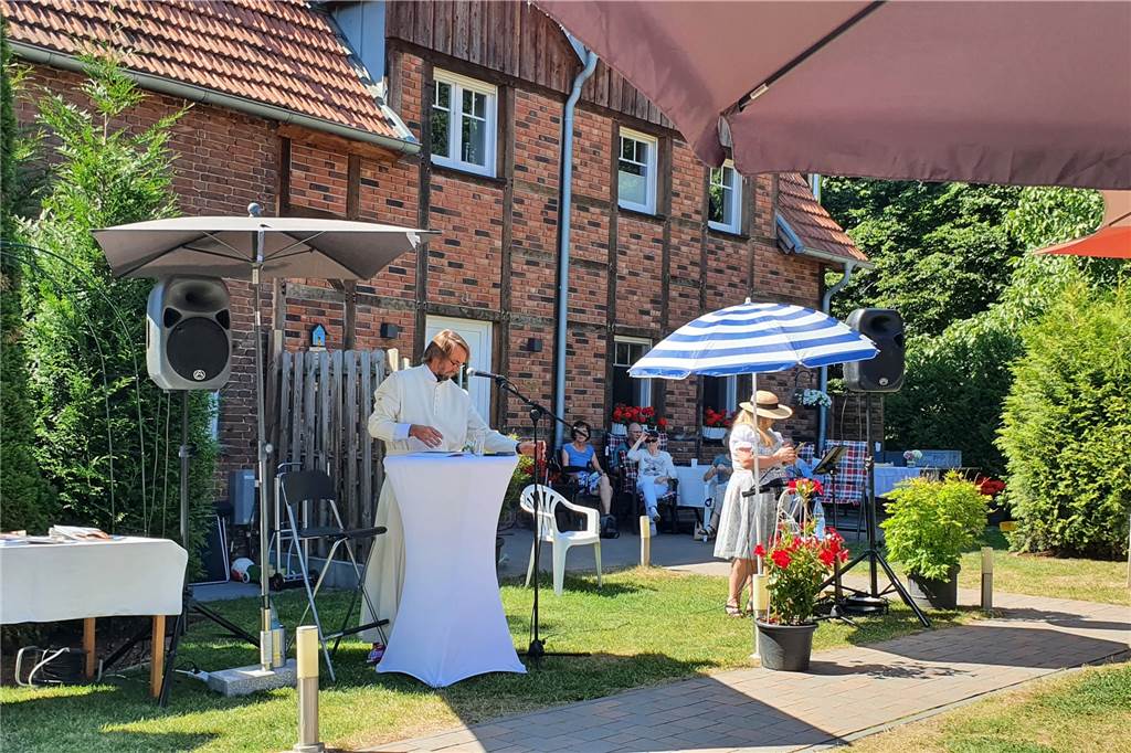 Pater Tobias bei Lesung in Werne: „War dem lieben Gott jahrelang böse“ Bei herrlichem Sommerwetter fand die Lesung von Pater Tobias im Garten seines Elternhauses statt.