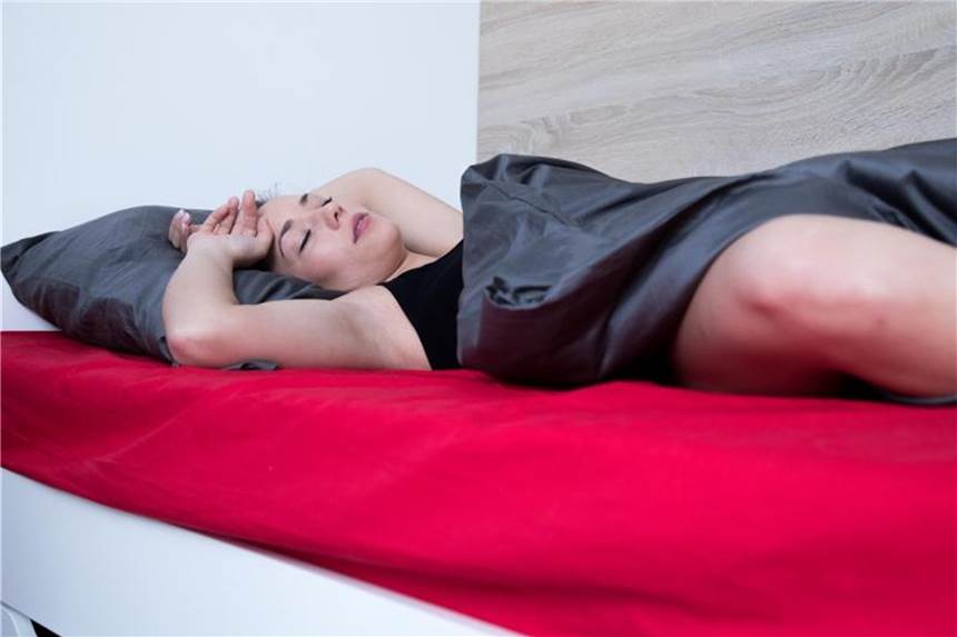 Besser schlafen bei Hitze Bei Hitze fällt das Schlafen vielen Menschen schwer. Es gibt aber ein paar Tricks, mit denen es leichter wird. Foto: Christin Klose