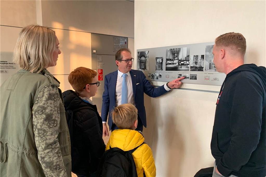 Paul (10) aus Davensberg misst sich bei „Klein gegen Groß“ mit Axel Prahl und Jan Josef Liefers Bei ihrem Berlin-Aufenthalt bekamen die Altenhövels eine spontane Privatführung von Alexander Dobrindt im Bundestag.