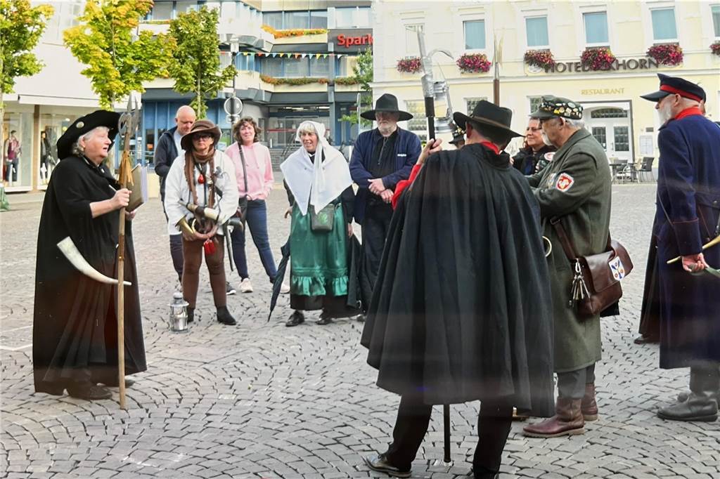 Gilde der Nachtwächter stattete Werne einen Besuch ab Heidelore Fertig-Möller steht mit den Nachtwächtern auf dem Marktplatz.