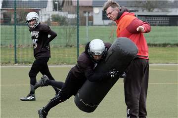 Bei ihrem Trainingscamp schonten sich die Dorsten Reapers um ihren Defene-Headcoach Jens Fay (r.) nicht.