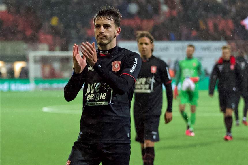 Verärgerte Twente-Fans stoppen Teambus und stellen Verantwortliche zur Rede Bei ihren Anhängern bedankten sich die Twente-Spieler nach der Partie in Emmen. Die waren trotzdem sauer.