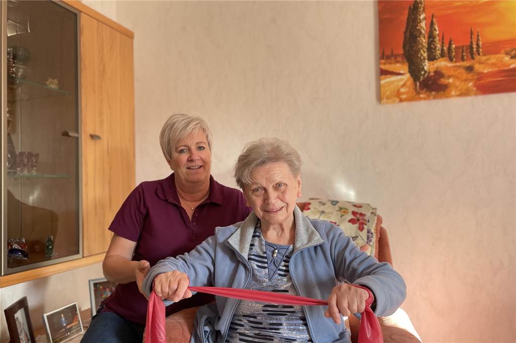 Dortmunderin macht nur noch Hausbesuche: Patienten sind dankbar Claudia Geltenpoth macht einen Hausbesuch bei Frau Weiß. Die Krankengymnastik findet im Wohnzimmer statt.