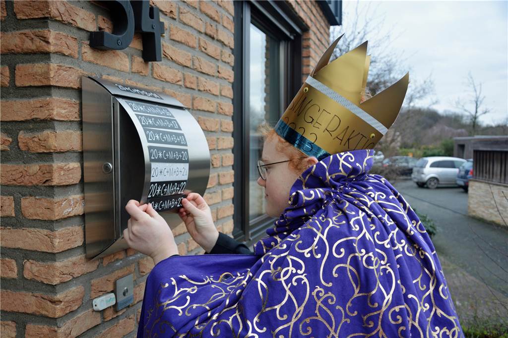 Bei ihrer Besuchen bringen die Sternsinger den Haussegen gleich an Briefkästen oder Haustüren an.