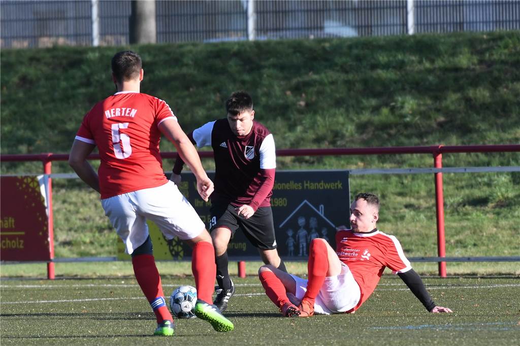 Bei ihrer Premiere musste sich die für Freundschaftsspiele ins Leben gerufene SG Victoria/Sportfreunde IV der Spvg Herten mit 1:5 (0:4) geschlagen geben. Für die SG traf Ibrahim Idriz zum 1:4.