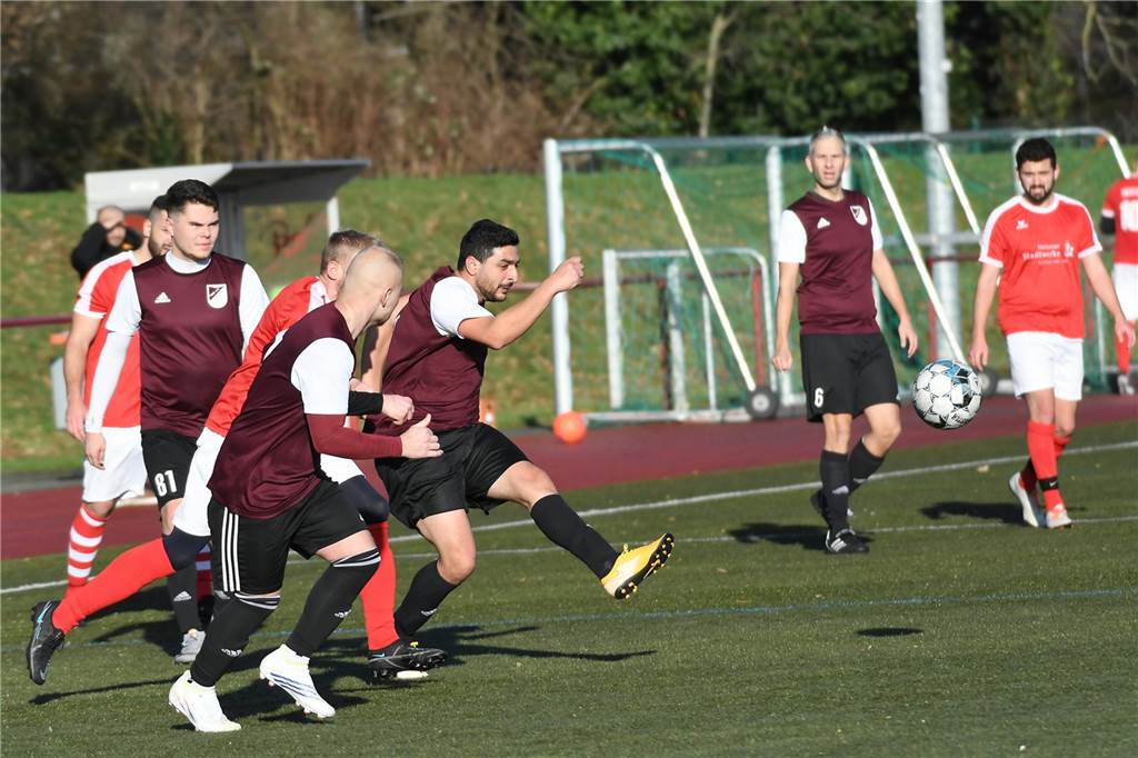 Bei ihrer Premiere musste sich die für Freundschaftsspiele ins Leben gerufene SG Victoria/Sportfreunde IV der Spvg Herten mit 1:5 (0:4) geschlagen geben. Für die SG traf Ibrahim Idriz zum 1:4.