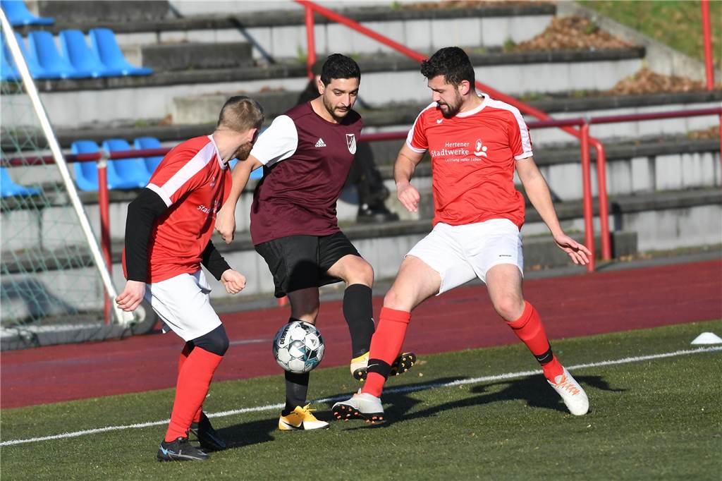 Bei ihrer Premiere musste sich die für Freundschaftsspiele ins Leben gerufene SG Victoria/Sportfreunde IV der Spvg Herten mit 1:5 (0:4) geschlagen geben. Für die SG traf Ibrahim Idriz zum 1:4.