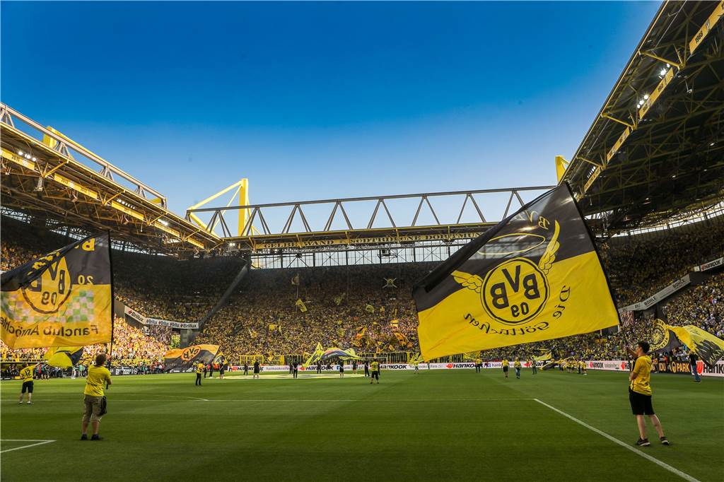 Bei internationalen Spielen platziert Borussia Dortmund Hinweise für ausländische Fans an den Eingängen des Signal-Iduna-Parks. Auch die Website ist in mehreren Sprachen verfügbar, darunter in Chinesisch und Japanisch.