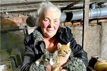 Bei jedem Alarm muss Oma Valentina aus der ukrainischen Stadt Pryluky mit ihren Katzen in den Keller flüchten.