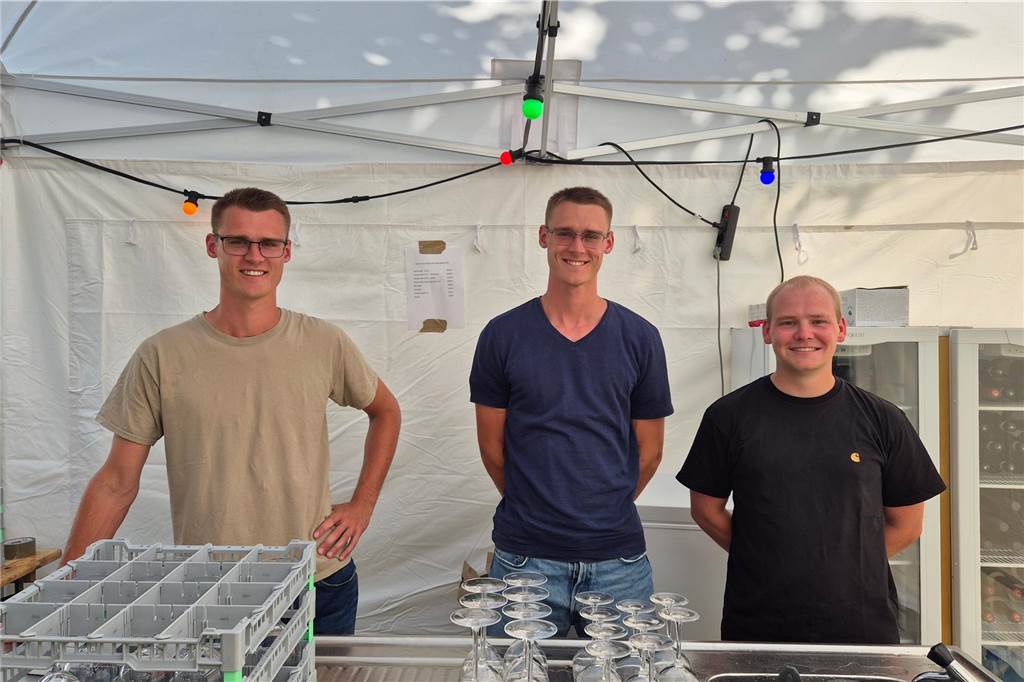 St. Anna Kirmes in Davensberg 2024: Bürgermeister feiert Geburtstag: Bürgermeister feiert Geburtstag Bei Jonas und Simon Hüging und André Mörchen von Jägerzug Davensberg gab es eine Auswahl an gut gekühlten Weinen.