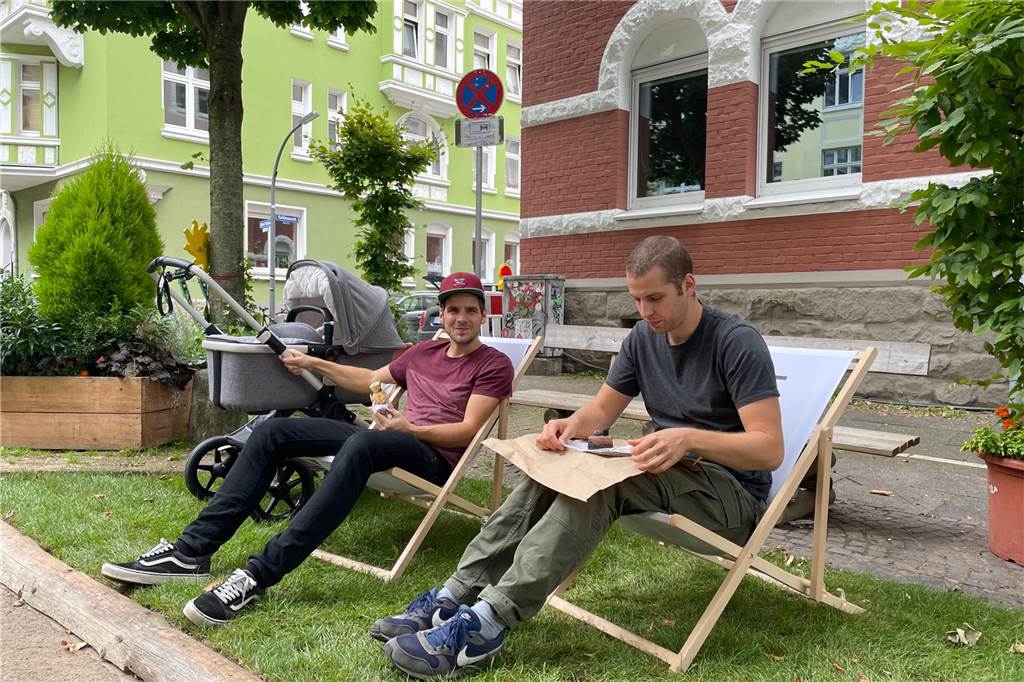 Alle Parkplätze weg? Radikalkur für Straße im Kreuzviertel sorgt für Aufregung Bei Jüngeren, so scheint es zumindest, kommen die neuen Angebote gut an.