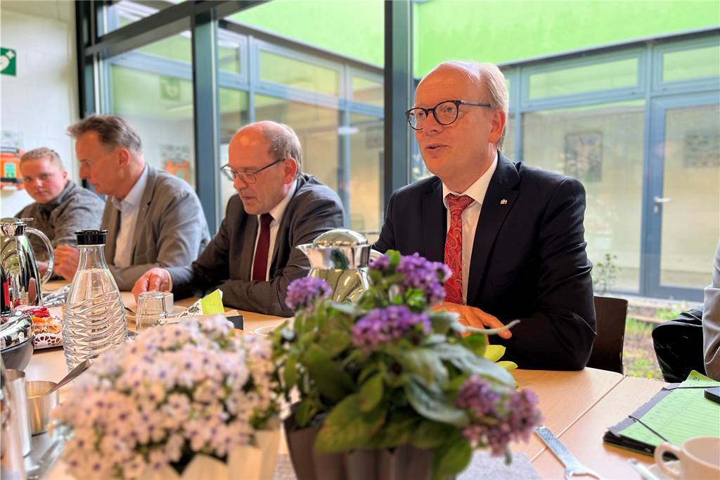 André Kuper im Gespräch bei Kaffee und Kuchen