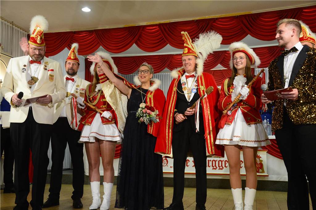 Bei "Karneval meets Comedy" haben die Ottensteiner Burggeister dem Publikum ihr neues Prinzenpaar vorgestellt und eine tolle Show abgeliefert.