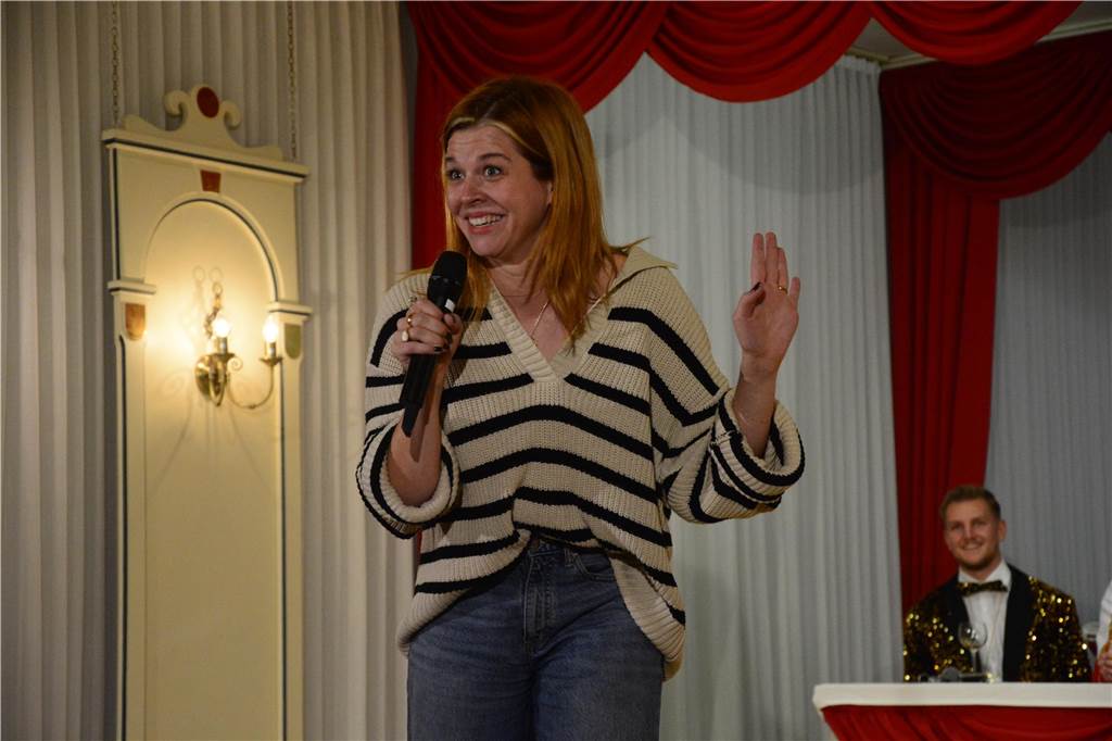 Bei "Karneval meets Comedy" haben die Ottensteiner Burggeister dem Publikum ihr neues Prinzenpaar vorgestellt und eine tolle Show abgeliefert.